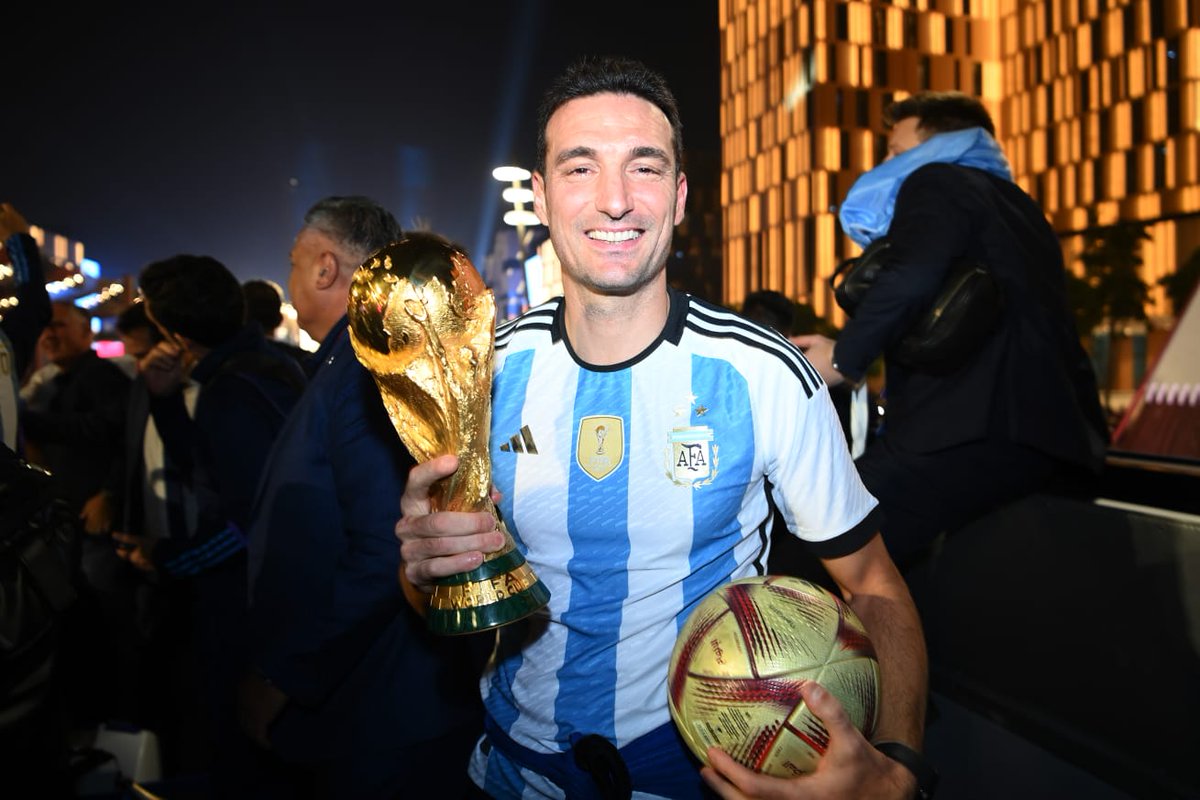 SC_ESPN's tweet photo. ¡LA FELICIDAD DE SCALONI CON LA COPA! La Selección Argentina vive sus últimos momentos en Doha con mucho disfrute.

📷: @Argentina https://t.co/CKW6zJGdjy