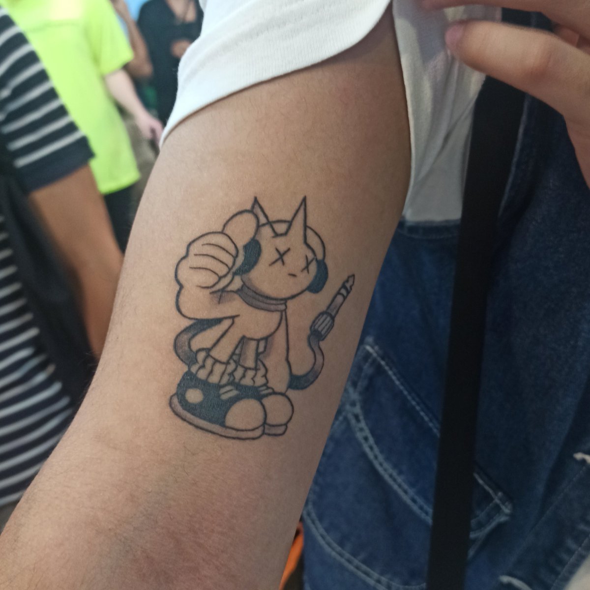 「tattoo commission  just a lil guy 」|mich 🐛 @ stickercon day 2のイラスト