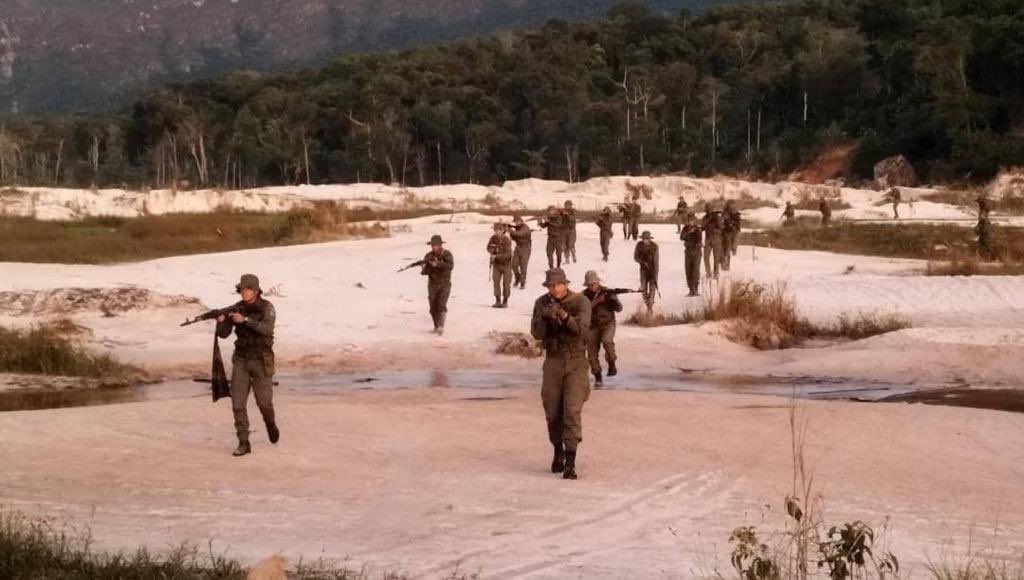 #FANB desplegada en Amazonas desmantelando los grupos armados delincuenciales que operan áreas prohibidas tales como Parques Nacionales y Reservas Forestales, deforestando el ambiente de manera arbitraria sin autorización del Estado violando el ordenamiento jurídico territorial.
