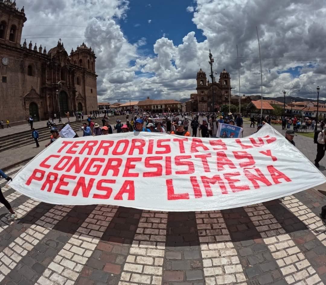 MujerDispara's tweet photo. A los medios de comunicación no les interesa dar voz y rostro a las víctimas mortales de la represión. 
#EscuchenALasVíctimas
#DinaRenuncia

Foto: Candy Lopez https://t.co/MuxgXiXSfO