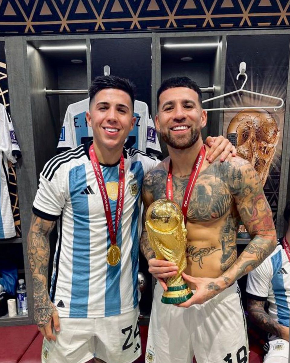 SLBenfica's tweet image. 🙌 Enzo e Otamendi são os primeiros jogadores a sagrarem-se Campeões do Mundo de seleções enquanto representam um clube português! 🦅

#FifaWorldCup