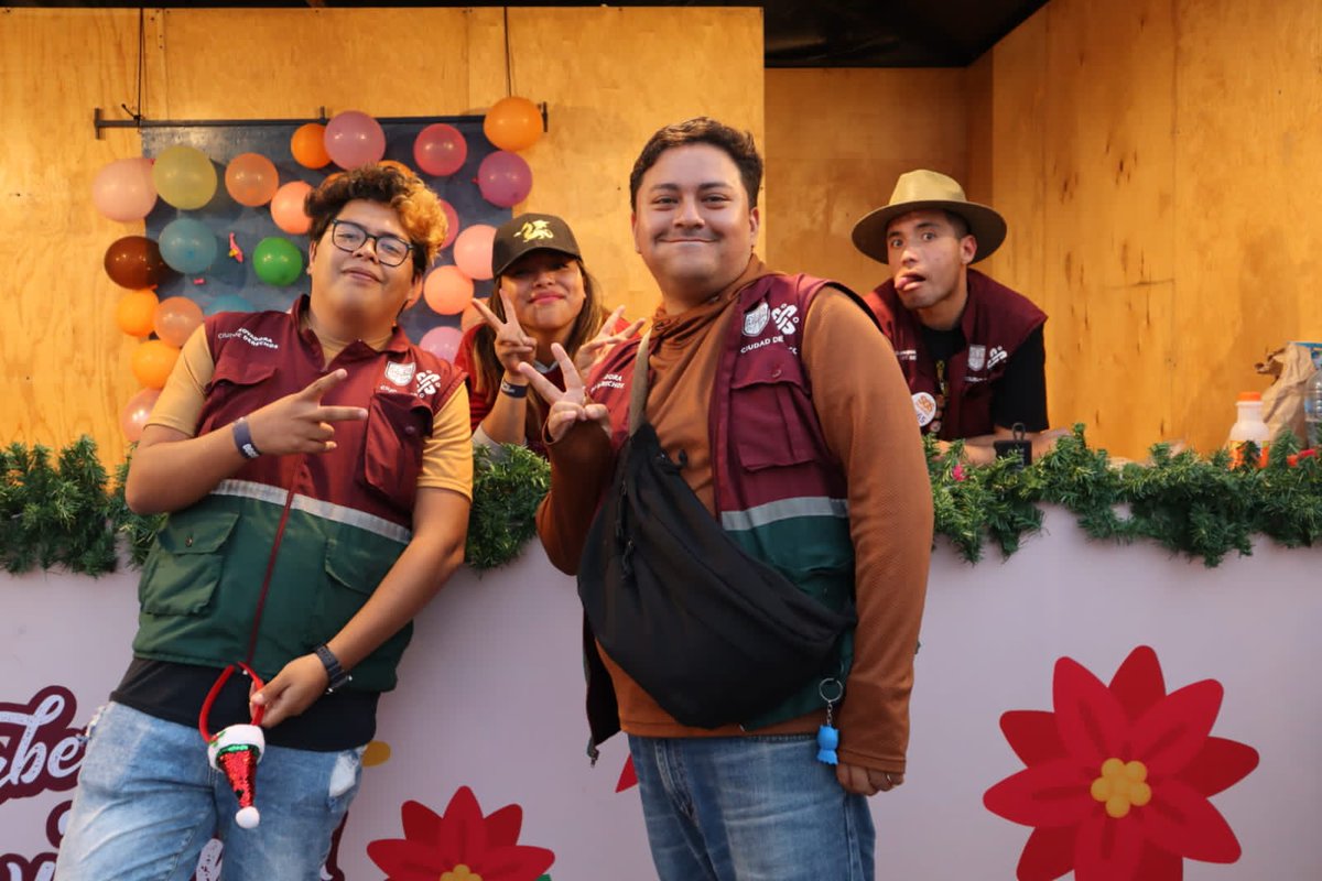 InjuveCDMX's tweet photo. Así se vivió el 2do día de la #VerbenaNavideña 🎄, las y #LosJóvenesUnenAlBarrio se encontrarán de ⭐️lunes a viernes hasta el 🗓️30 de diciembre en el 📍Zócalo Capitalino para apoyarles en lo que necesiten.

¡Nos vemos mañana con todo el ánimo y las pilas recargadas!🔋🧡🤩 https://t.co/8pL19NQZbs