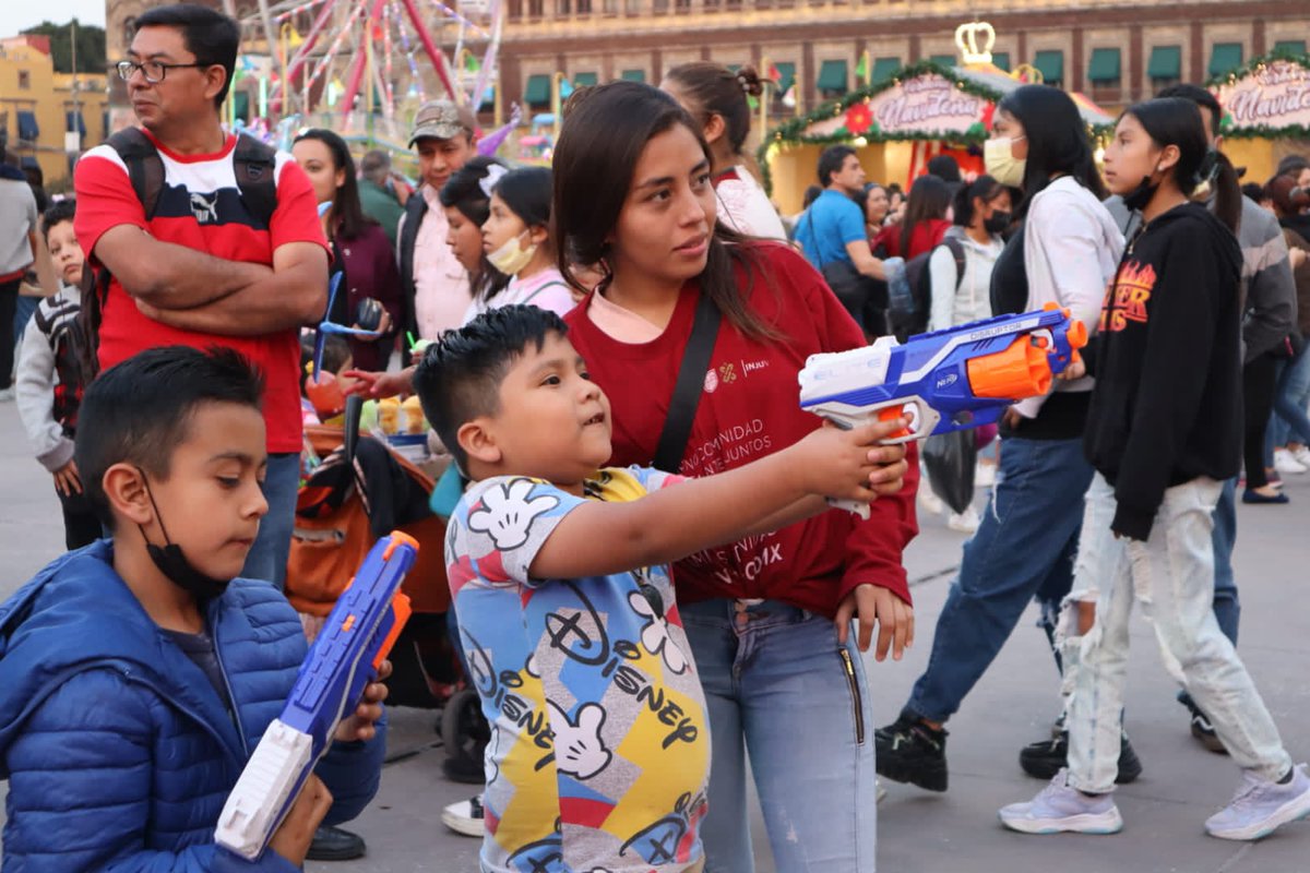 InjuveCDMX's tweet photo. Así se vivió el 2do día de la #VerbenaNavideña 🎄, las y #LosJóvenesUnenAlBarrio se encontrarán de ⭐️lunes a viernes hasta el 🗓️30 de diciembre en el 📍Zócalo Capitalino para apoyarles en lo que necesiten.

¡Nos vemos mañana con todo el ánimo y las pilas recargadas!🔋🧡🤩 https://t.co/8pL19NQZbs