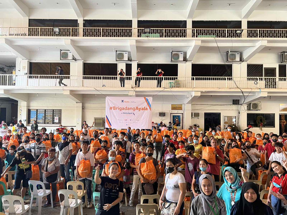 AyalaCorp_1834's tweet photo. Just a week away from Christmas Eve, #BrigadangAyala distributed noche buena packages to 6,000 families in various provinces in the country.

Read more: https://t.co/Ggt9BPQAI1 https://t.co/W2nadCSzBW