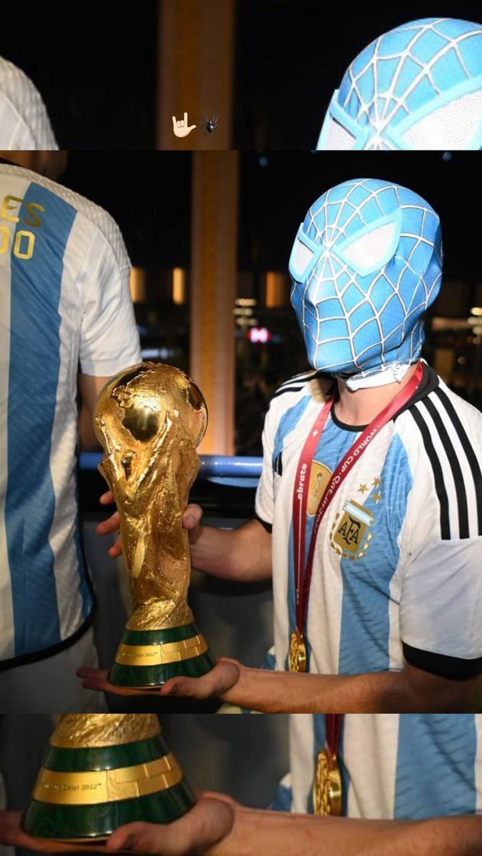ESPNArgentina's tweet photo. 🕷️ ¡LA ARAÑA ALBICELESTE! Julián Álvarez celebró con la Copa del Mundo con una máscara particular.

#ESPNQatarEnStarPlus https://t.co/rGaPRH5nJq