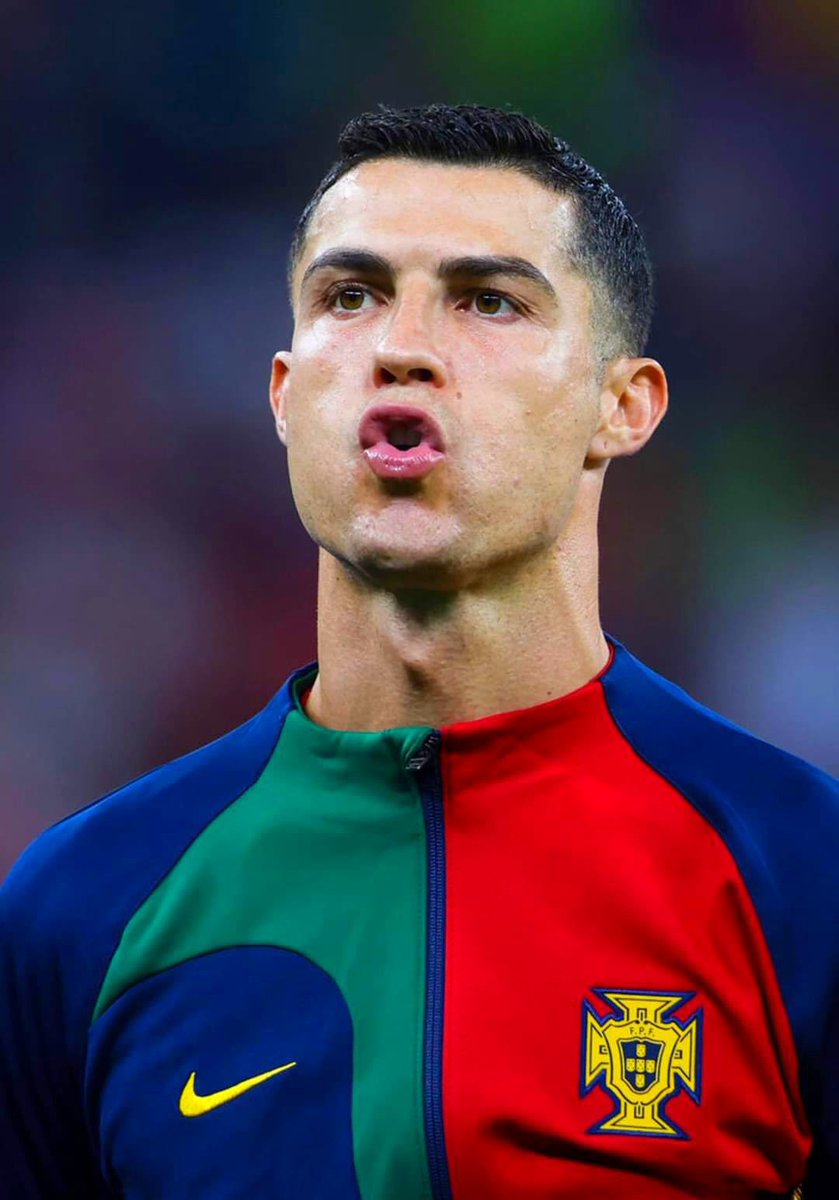 #كريستيانو_رونالدو 
اعظم لاعب في تاريخ كورة القدم برغم ان العالم كله وقف ضده الا انه اسقطهم جميعا من الفيفا الى الاتحاد الاوروبي الى بعض مسؤولي الانديه التي لعب لها رونالدو حاربهم لوحده وانتصر بدون اي دعم خارجي