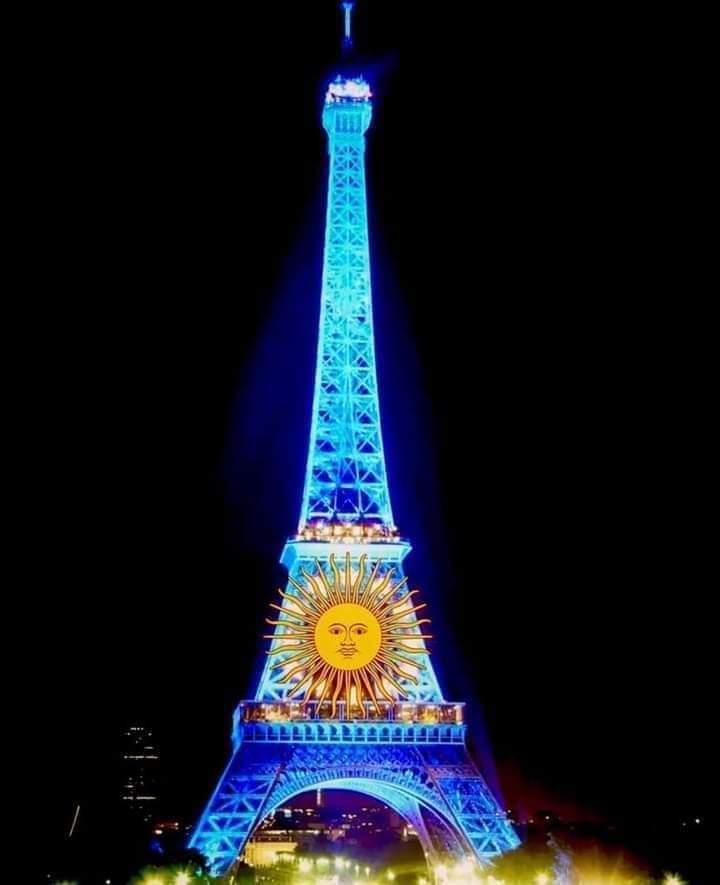 hecmirylugo's tweet photo. "Un gran gesto de Francia, La Torre Eiffel saluda al campeón mundial de fútbol #Argentina 🇫🇷🗼🇦🇷👏🏽" https://t.co/cibb2ewKc7