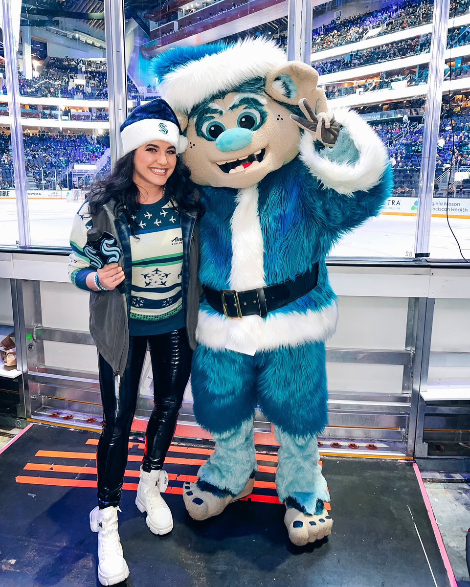 angelicasalem's tweet image. Feelin real festive here at home 🎄🤍 

@seattlekraken x @ClimateArena x @SEAbuoy

#SeaKraken #KrakenCrew #InArenaHost #nhl #holidayseason #whereiroot