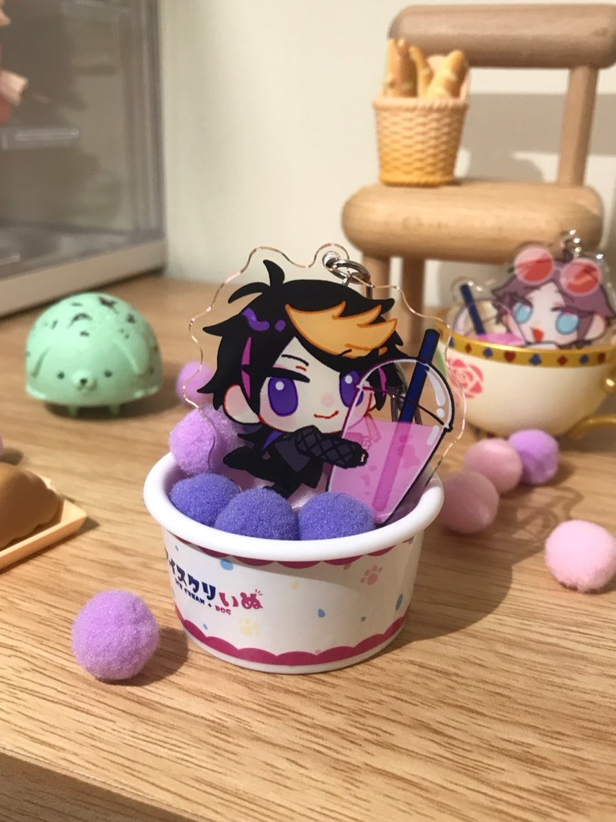 pitayaaaaaaaaa's tweet photo. 大家好，這裡是白肉火龍果。
非常感謝這一年的兄弟民，從三月開始嘗試寫文到大約兩個月前也開始經營推特，收到了非常多的回饋。
兄弟民是非常溫暖的大家庭，從網路上的回饋，到cwt、兄弟線下聚會都能深刻體會到大家的熱情。
前一陣子希望透過抽獎來感謝大家的追蹤，最近商品終於到貨了！
(1/2) https://t.co/aHMc8q5ZJo