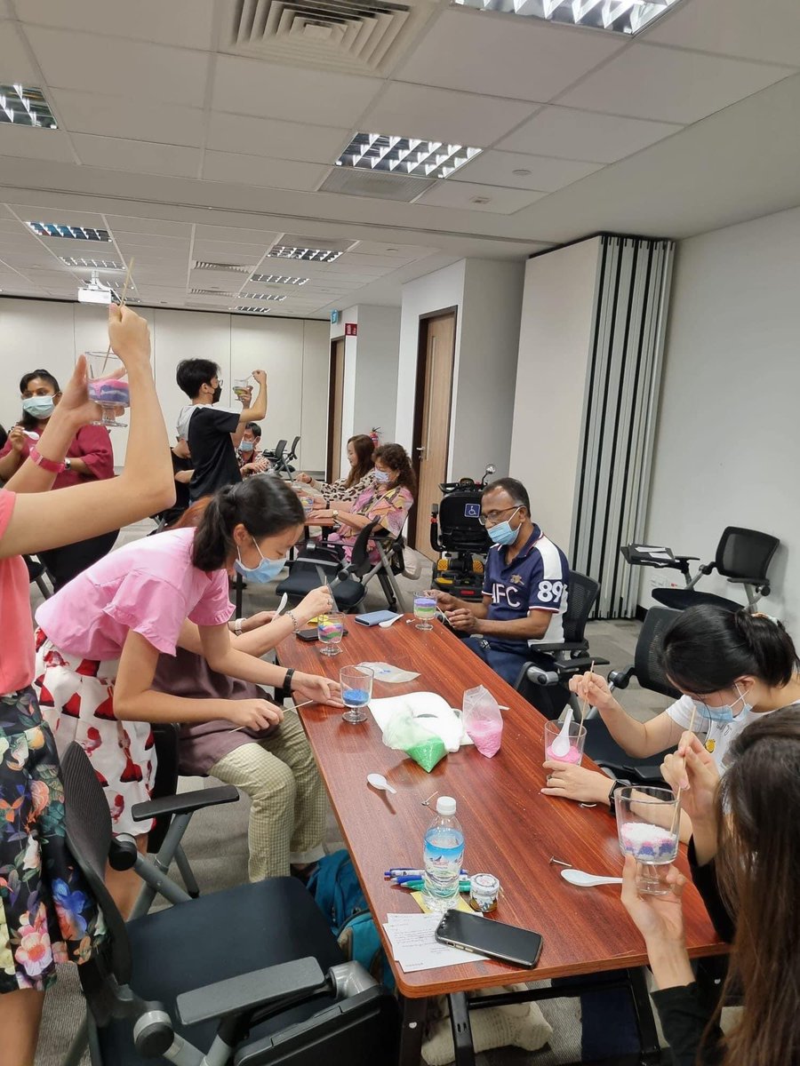 ArtisanHan's tweet image. Well done everyone! Wishing everyone a happy holiday and merry christmas  🎄 

#artisanhans #artisanhanssg #onsiteworkshops #singapore #virtualworkshops #sg #artists #candlemaking #funtimes #creativity #xmas2022