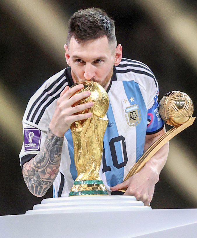 herreracontent's tweet photo. “Me encantaría ver a Messi campeón del mundo (..) para mi es el jugador más grande de la historia, y es como lo único que le falta para tapar tantas bocas, para que ya lo dejen de joder” — Alfonso Herrera. 🗣️ https://t.co/7iKWB2Kmcx