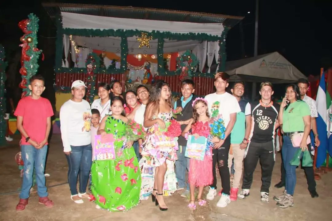 bonanza_red's tweet photo. El Gobierno Sandinista realizó acto de entrega  reconocimiento al municipio de #Bonanza por tener el parque navideño más bonito del departamento,  

También se realizó pasarela de trajes reciclables actividad a cargo del movimiento guardabarranco de la juventud Sandinista https://t.co/b6cGpw19Gg
