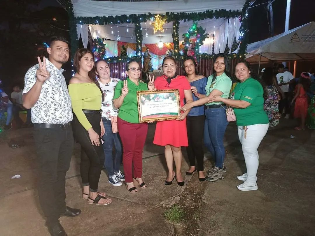 bonanza_red's tweet photo. El Gobierno Sandinista realizó acto de entrega  reconocimiento al municipio de #Bonanza por tener el parque navideño más bonito del departamento,  

También se realizó pasarela de trajes reciclables actividad a cargo del movimiento guardabarranco de la juventud Sandinista https://t.co/b6cGpw19Gg