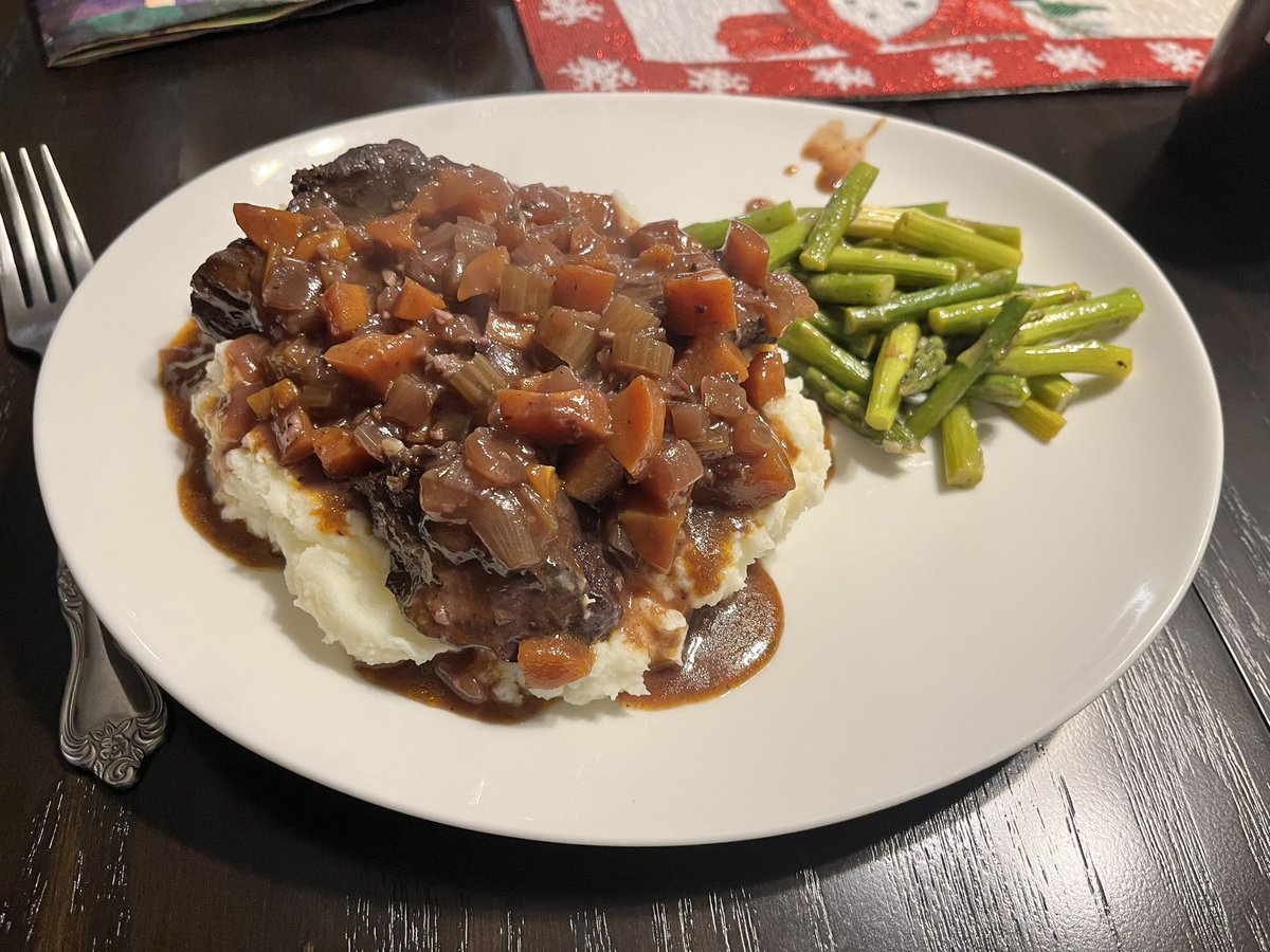 DMCFFD's tweet photo. Made red wine braised short ribs, mashed potatoes, and sautéed asparagus for supper tonight. #firehousechef https://t.co/PIAcSJXThP