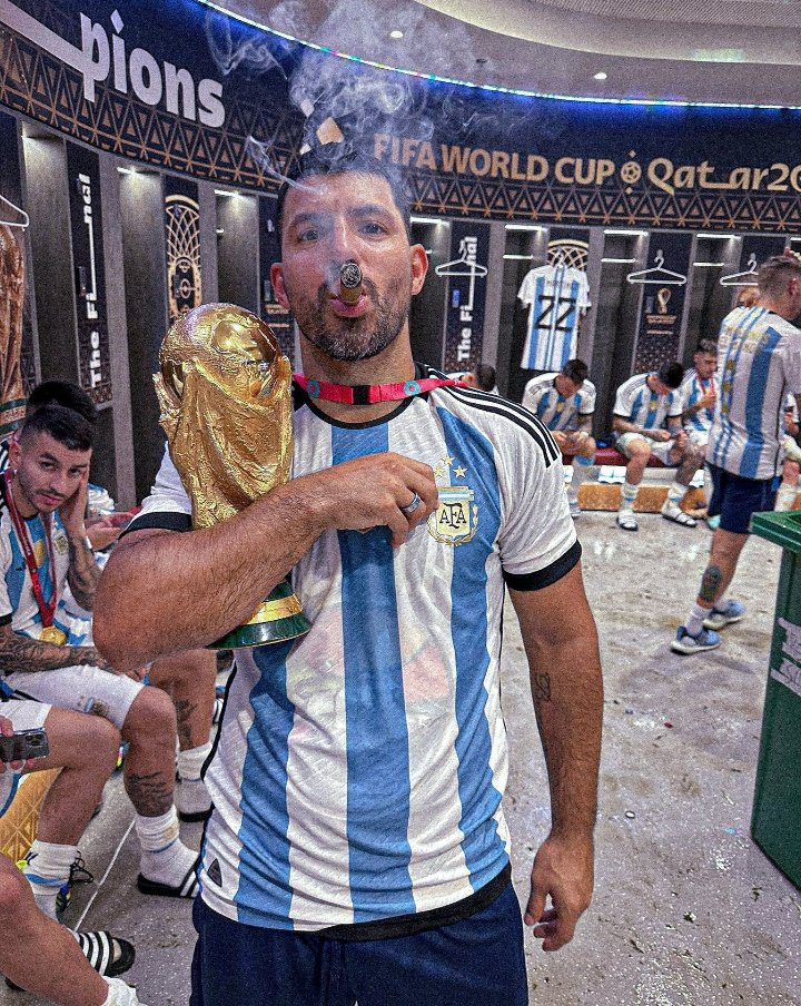 El médico: che no podes ni jugar ni fumar porque la vas a quedar
El Kun:
