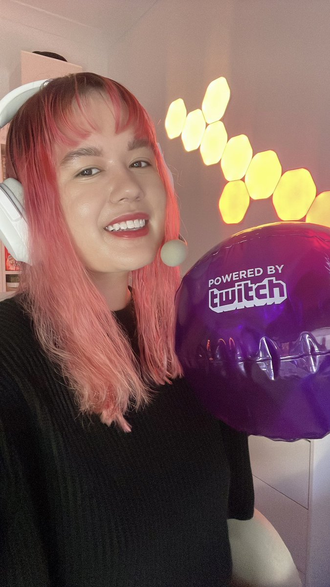 thetkennedy's tweet photo. My fringe is not playing ball but luckily #twitch is! Weโre streaming some Overwatch 2! Drops enabled so get that Ramattra legendary skin on my stream!! #Overwatch2
https://t.co/fNNPZjVvt1
#stream #dropsenabled #twitchdrop #legendaryskin #competitive #twitchstreamer https://t.co/rEMj6C6qRC