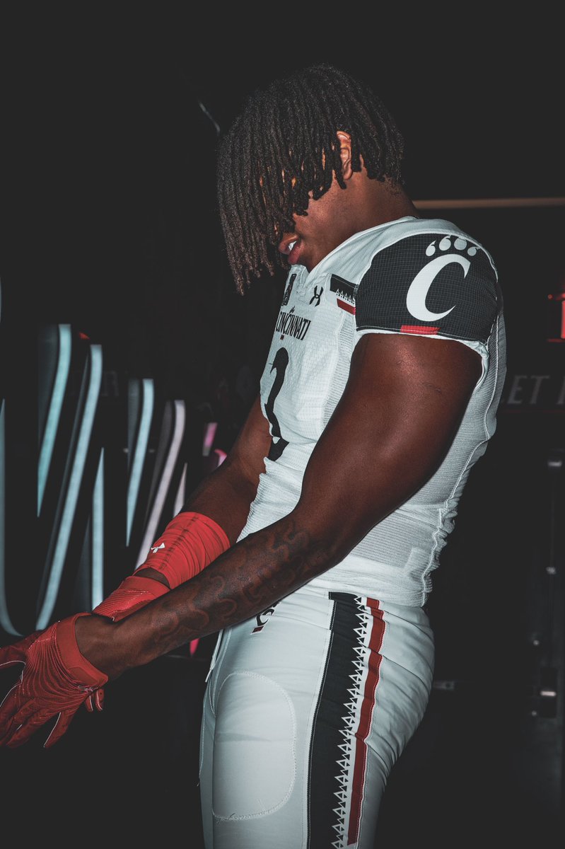 I will be signing my NLI at 6:00 on 12/21 @ hopefit (4480 refugee road)
Everyone is welcome <a href="/gahannafootball/">GahannaFootball</a> <a href="/GoBearcatsFB/">Cincinnati Football</a>