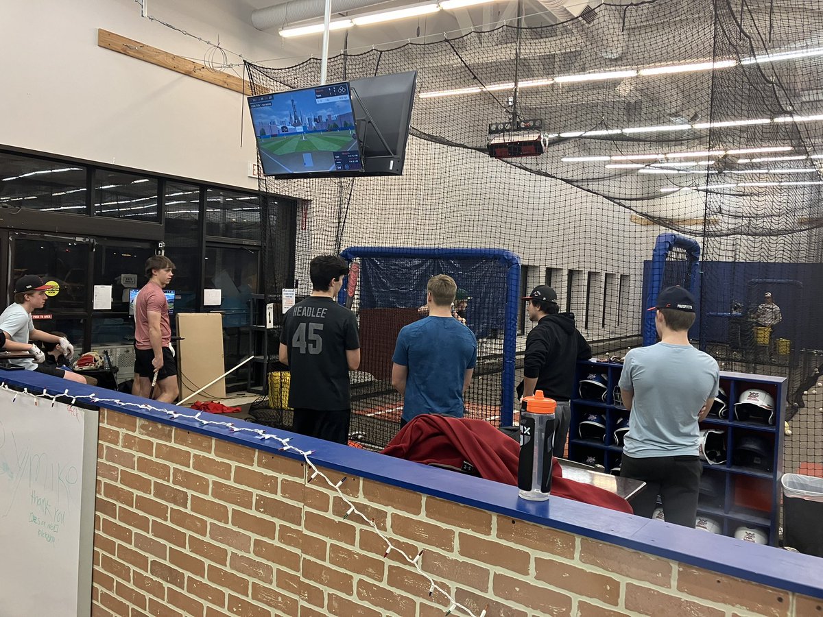 Post2Dugout's tweet photo. Winter is work time. So many kids looking to elevate their game. #SundayWorkouts https://t.co/3eI1aJIciq