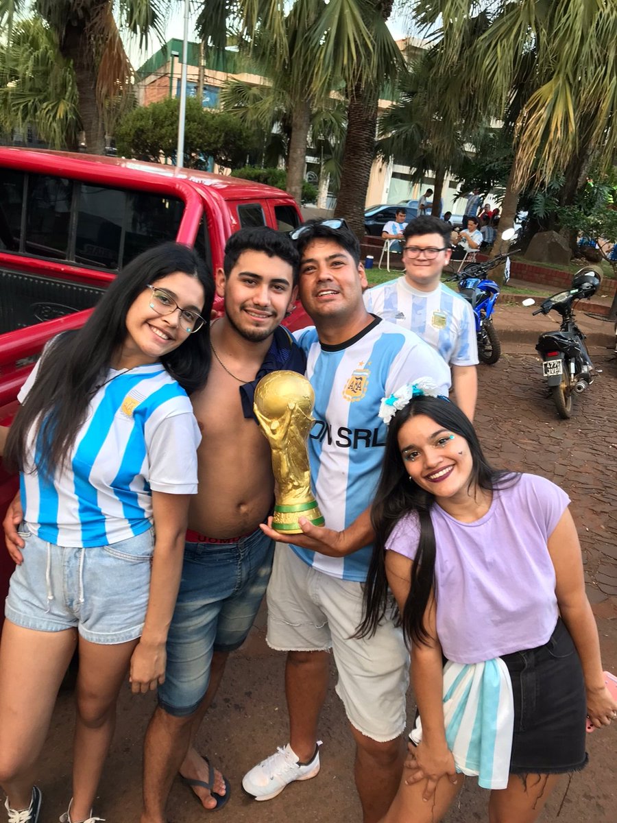 Vrncadiaze's tweet photo. la panza y el calzón de seba, la camiseta hecha percha de vicky, seba y alan de ojotas, la copa q despues se rompió, el desconocido q nosé de donde pingo salió, QUE HERMOSO DOMINGO, GRACIAS SELECCIÓN 🇦🇷 https://t.co/3GQgiycI22