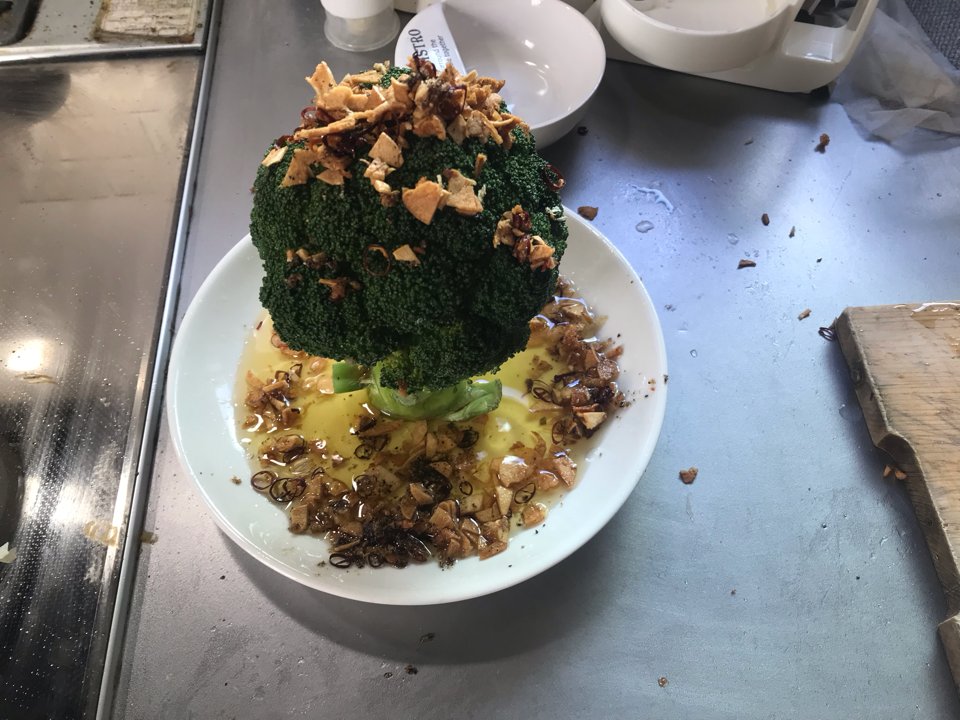 kazmurai's tweet photo. ワカコ酒19巻のメニュー「まるごとブロッコリーのオリーブオイルがけ」を作ってみた。
皿に残ったガーリックオリーブオイルもトーストしたフランスパンで残らず堪能。
白ワインによくあった、至福の朝食になったのであった。 https://t.co/dcfUsRMR1E