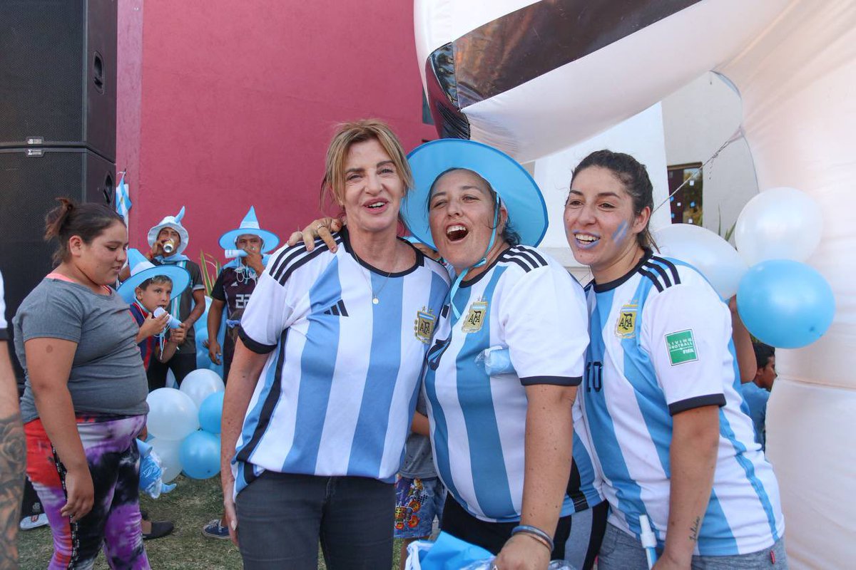 marisafassi's tweet photo. Qué linda fiesta vivimos hoy en Cañuelas, al igual que se vivió en cada rincón de la Argentina.

Nos merecíamos bellos milagros y ocurrieron.

Nos merecíamos esta alegría.

Unidos siempre somos más. 
La tercera es nuestra. 

Somos campeones! Vamos Argentina! https://t.co/6hixpxjgtY