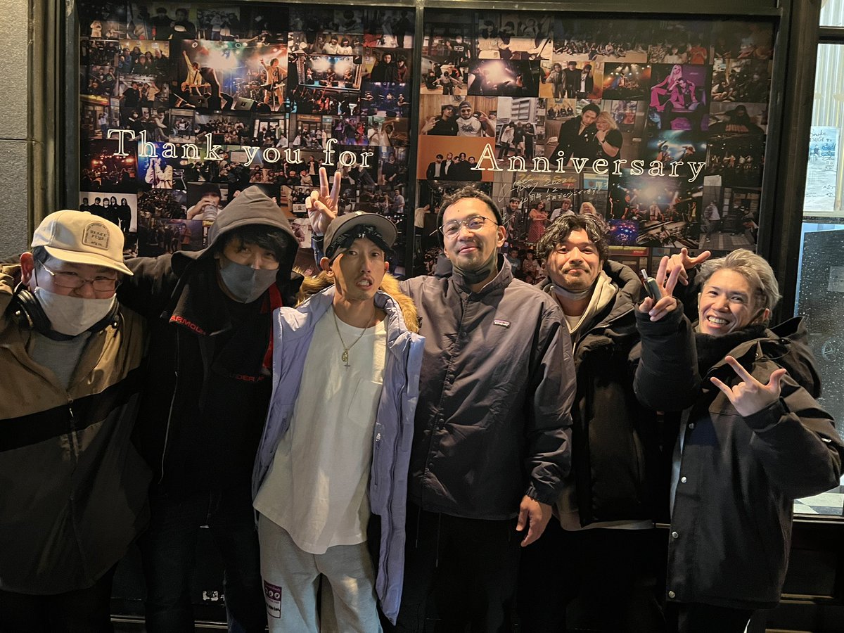 pseudoamerican's tweet photo. 昨日は自分のルーツである厚木のバンド、@overheadking のライブに行ってきました。若い頃とは状況も変わったけど、願わくば年に1回で良いから続けてくれねえかな〜。
あ、観るつもりで行ったのに気付いたらこの曲でステージ上でラップしてました。

https://t.co/KuMiylmHUH https://t.co/g4Bp7edi2h