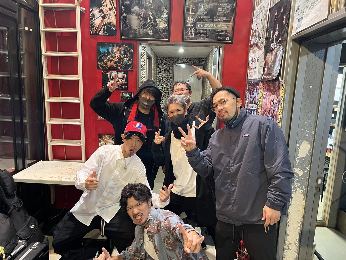 pseudoamerican's tweet photo. 昨日は自分のルーツである厚木のバンド、@overheadking のライブに行ってきました。若い頃とは状況も変わったけど、願わくば年に1回で良いから続けてくれねえかな〜。
あ、観るつもりで行ったのに気付いたらこの曲でステージ上でラップしてました。

https://t.co/KuMiylmHUH https://t.co/g4Bp7edi2h