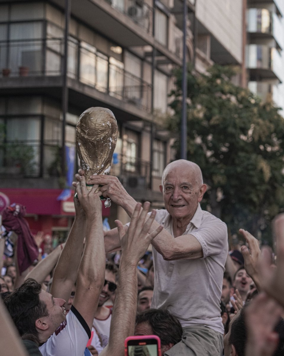 Le cantaron al balcón, saludó, tocó una vuvuzela y con la manija bajó.
Le alcanzaron una copa y lo subieron a los hombros.
Recibió ovación absoluta, tuvo sus 10 minutos de fama.
Aguante el mundial, Argentina y los viejos.