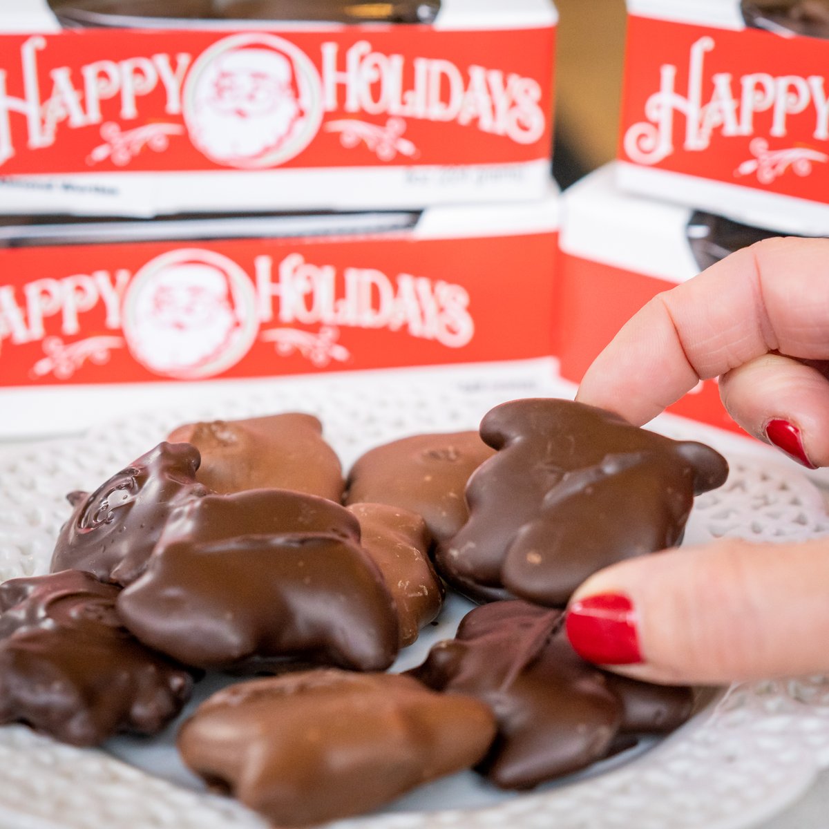 winanscolumbus's tweet photo. Winans + Turtles = Wurtles! 🐢🍫 These fan favorite chocolates come in three varieties: almond, cashew, or pecan. 

Your choice of nut is then mixed into chewy caramel and covered with delicious Winans dark or milk chocolate. Which one is your favorite? https://t.co/So91XCWFLO