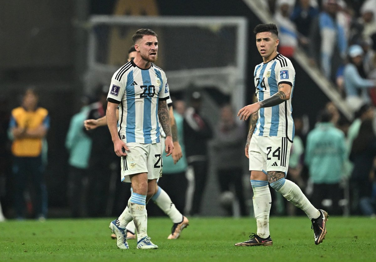 Ay mí madre el partido de los dos chavalitos que jugaron de doble cinco. Iban 75 minutos, no respondían más las piernas, los atletas franceses volaban y ellos dos pusieron la colita, la pelota bajo la suela y jugaron como marca nuestra historia. Qué futuro.