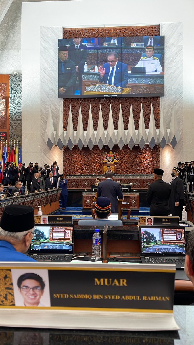 SyedSaddiq's tweet photo. YAB Ds @anwaribrahim angkat sumpah di depan Speaker Dewan Rakyat yang baru.

Hari pertama di Parlimen.

Let’s go! https://t.co/9uzxoRZdui