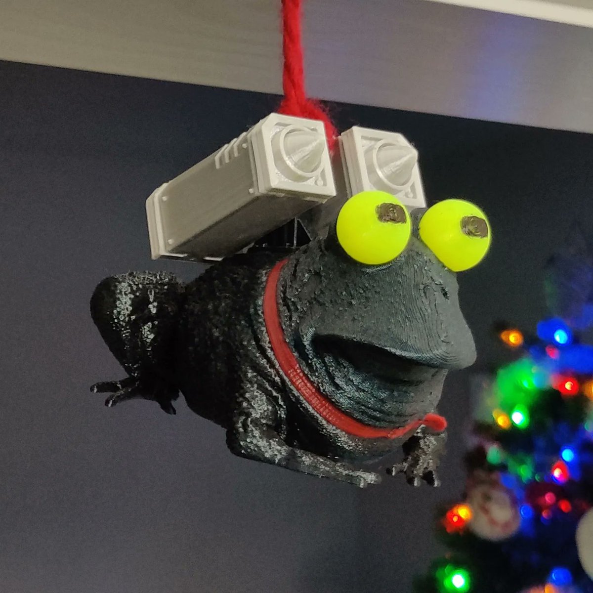 PhilaminarPrint's tweet photo. The #missiletoad is hung at our new house! I hope to have my #Etsy shop up again soon. 

Model by Codiac2600: https://t.co/ZgxowBFoTq
Remixed with #Blender3D to separate eyes and collar to avoid painting. 

#mistletoe #futurama #hypnotoad #christmas #christmastree #holidayseason https://t.co/WAuzfAru24
