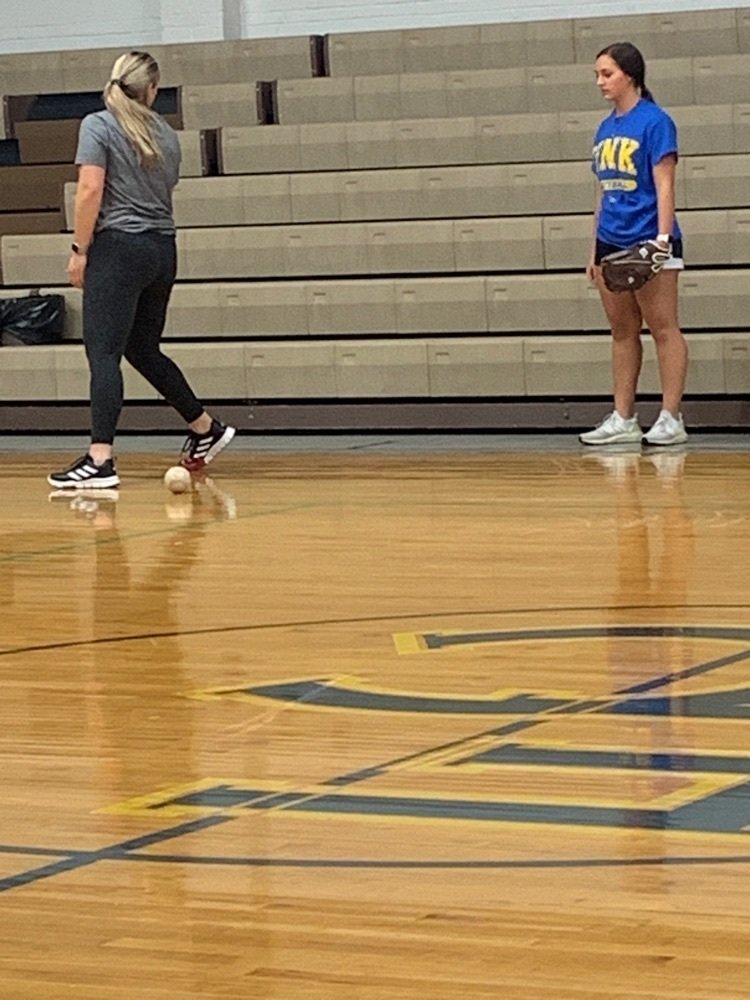 ElmCreekBuffs's tweet photo. Thank you to all the girls that came out to the pitching camp tonight! It was sure fun! Also thank you Kynlee Marquez for working with our girls and Lexi Keim for catching Kynlee and all the older girls for the drills! https://t.co/SZp7JybYFH