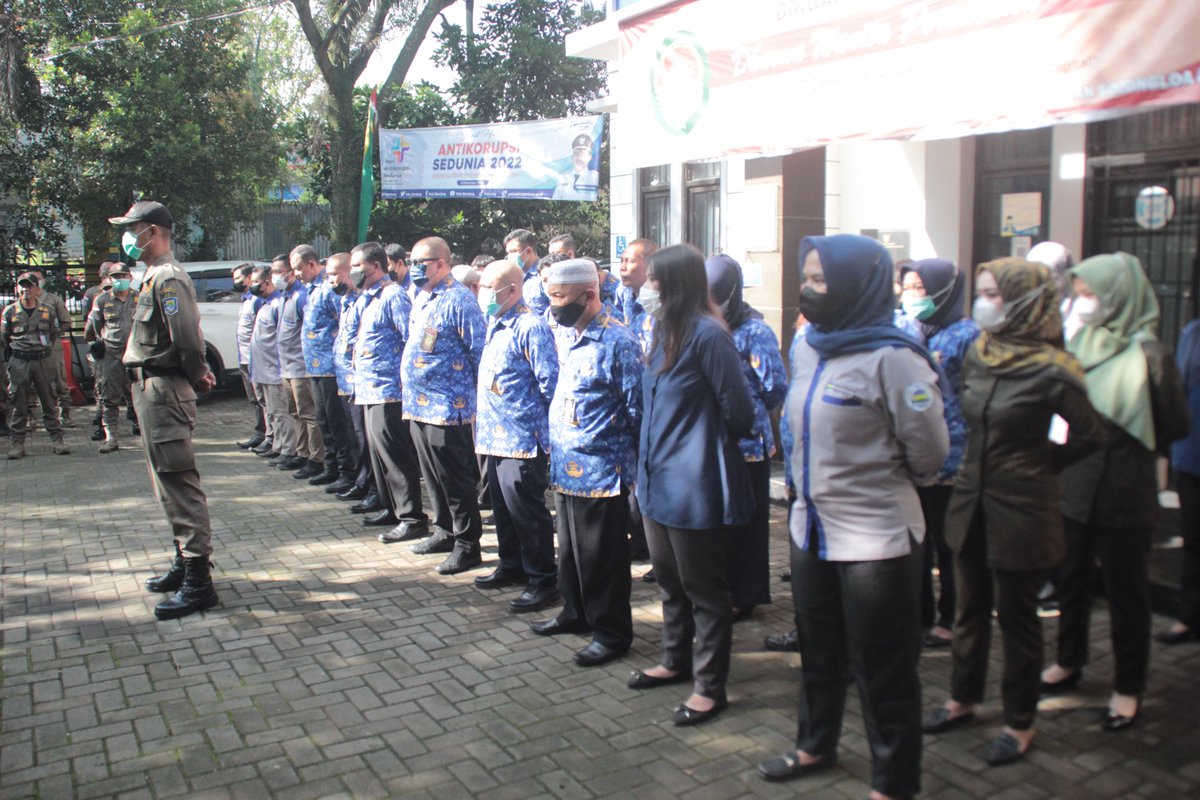 Wilujeung enjing wargi Kecamatan Bojongloa Kaler, diawali dengan kegiatan Apel rutin senin pagi sebelum bekerja ...
Tetap Semangat dan jangan lupa bahagia.. 😍🔥 .. Senin Semangat .
.