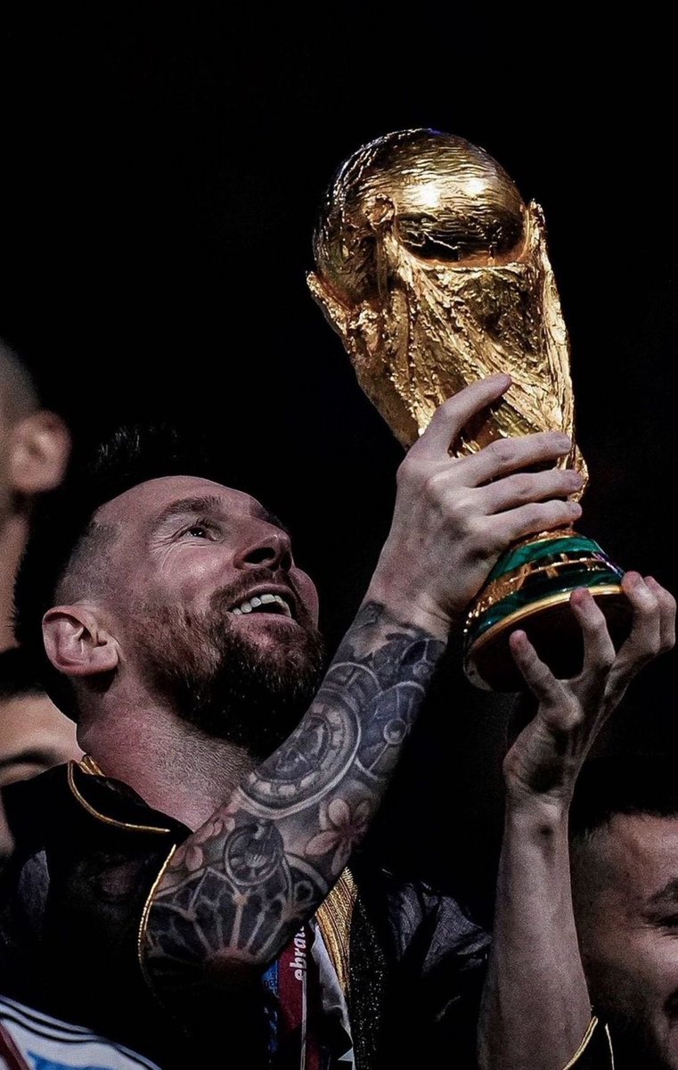 pau_abraham_'s tweet photo. Fue como tenia que ser, sufriendo, confiando y creyendo en este grupo en cada partido. No existe mejor sentimiento que este. Gracias Leo x esto, t lo merecías más que nadie,EL MEJOR DE TODOS, a todos ustedes muchachos, y a vos Scaloni, sos inmenso. SOMOS CAMPEONES DEL MUNDO!💙🤍 https://t.co/cJUNpjWcT9