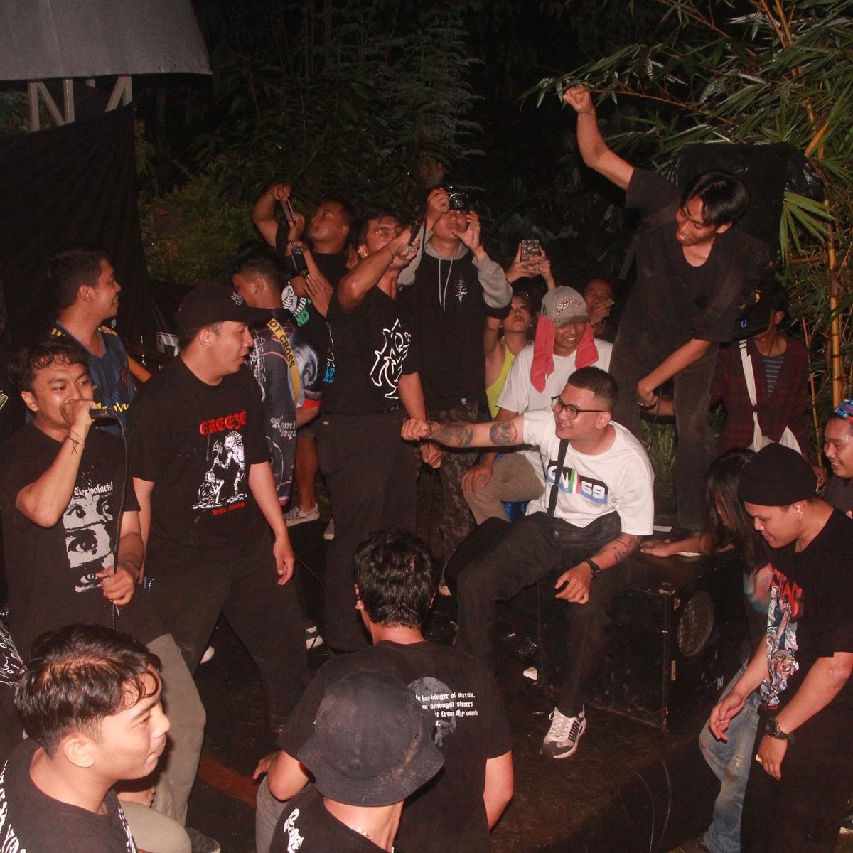 SINGARAJAXMOVEMENT (@singarajamove) on Twitter photo 17 Desember kemarin sangat menyenangkan. Terimakasih untuk semua yang telah hadir dan selalu setia dan supported kita. Jumpa lagi kita di gigs selanjutnya. Dan untuk @trinktcafe terimakasih sudah memberikan ruang gerak ! Semua Senang 💙
Love Much,
SM 17 Desember kemarin sangat menyenangkan. Terimakasih untuk semua yang telah hadir dan selalu setia dan supported kita. Jumpa lagi kita di gigs selanjutnya. Dan untuk @trinktcafe terimakasih sudah memberikan ruang gerak ! Semua Senang 💙
Love Much,
SM