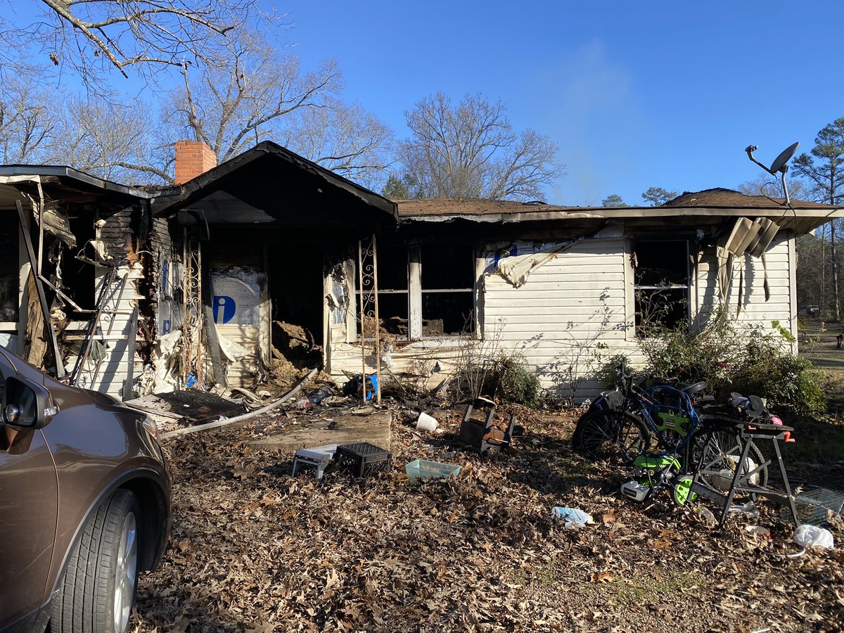KaylaPeavy's tweet photo. My moms house burnt down &amp; we need help. My cashapp is $kayladpeavy &amp; the gofund me is https://t.co/z4mMH8LwaD https://t.co/Upz27breoo