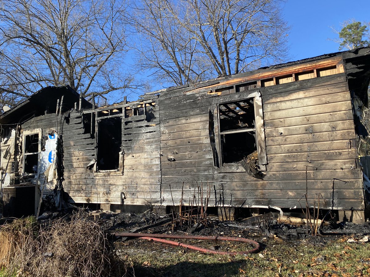 KaylaPeavy's tweet photo. My moms house burnt down &amp; we need help. My cashapp is $kayladpeavy &amp; the gofund me is https://t.co/z4mMH8LwaD https://t.co/Upz27breoo