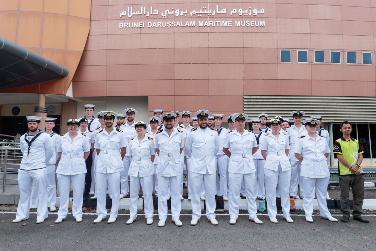 We visited the Brunei Darussalam Maritime Museum whilst alongside in Brunei. The museum showcases an important wreck found off Brunei's coastline that revealed late 15th and early 16C trade with China, Vietnam and Thailand. 🇬🇧⚓️🇧🇳 #GlobalBritain #Brunei #Brunei