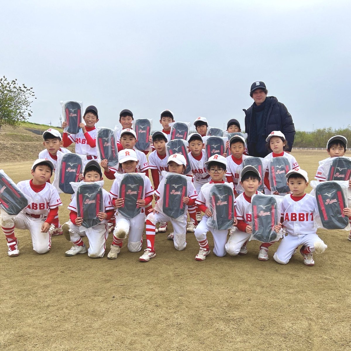 ⚾️第4回　レ・コネクション杯⚾️
　　　〜SUMMER CUP〜
⁡
Cクラス優勝🏅羽束師ラビットさんに優勝商品のシューズケースをお渡ししました✨✨
#羽束師ラビット 
⁡
次の大会も期待しております😊
#レコネ杯
#優勝