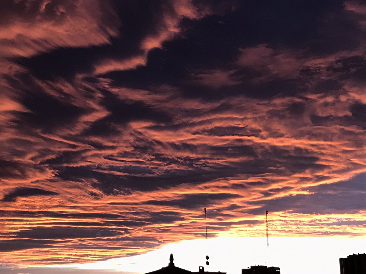 inigoladronm's tweet photo. Fuego, fuego! #Bilbao on fire! #cieloardiendo #fuegoenelcielo #cielo #amanecer #amanecerrojo #bilbo #elbotxo #botxo #botxito #vizcaya #bizkaia #paísvasco #euskadi #basquecountry #paysbasque https://t.co/KmIPRB8Zik