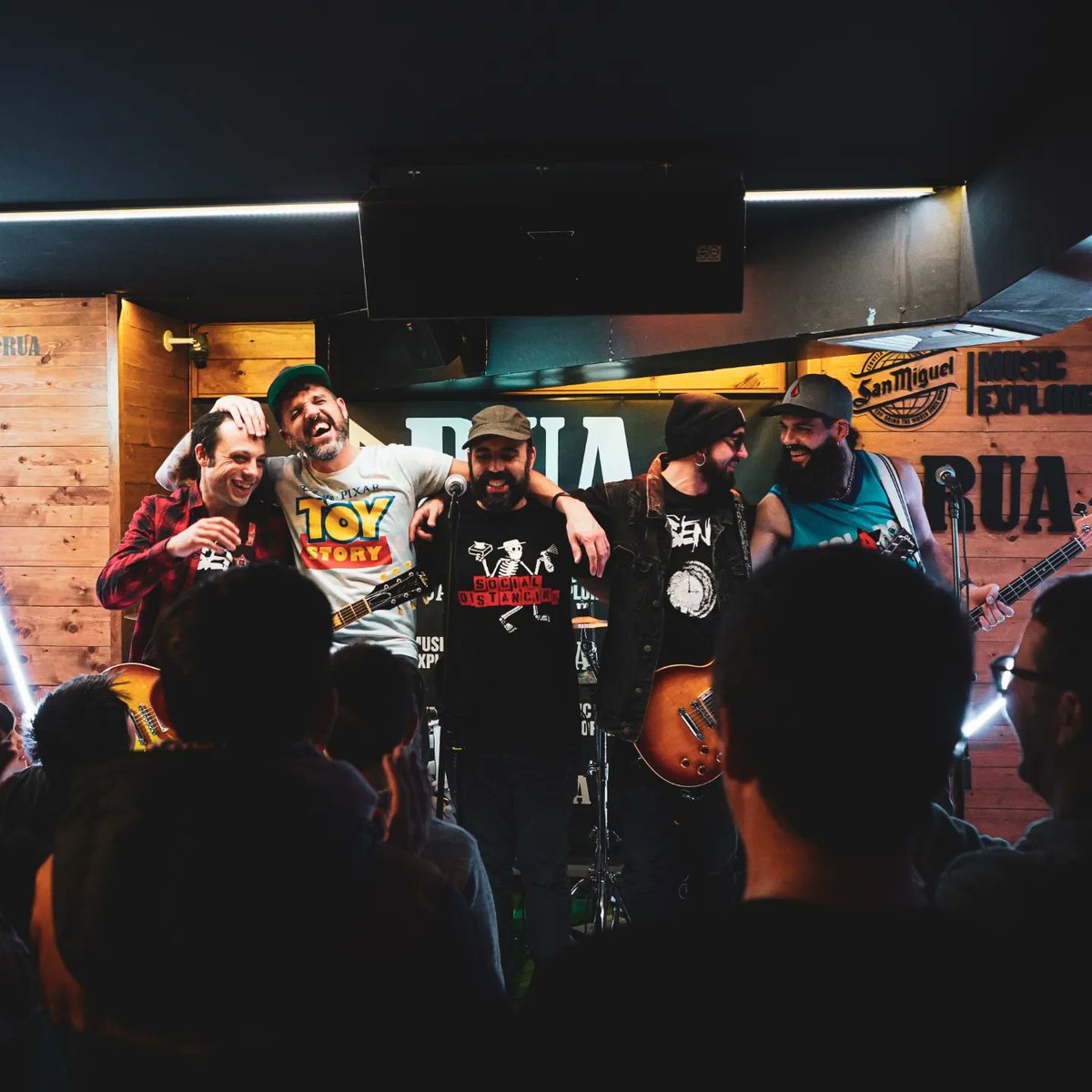 NINGÚN NIÑ@ SIN JUGUETE!!!
Eslabon junto a <a href="/laruaburgos/">La Rua Burgos</a> y <a href="/Accem_ong/">Accem</a> buscando repartir sonrisas en una jornada inolvidable. Gracias a to@s l@s que estuvisteis, a Fact4, Barbieca, Juanillo a Sara por inmortalizarlo... A TOD@S, GRACIAS!