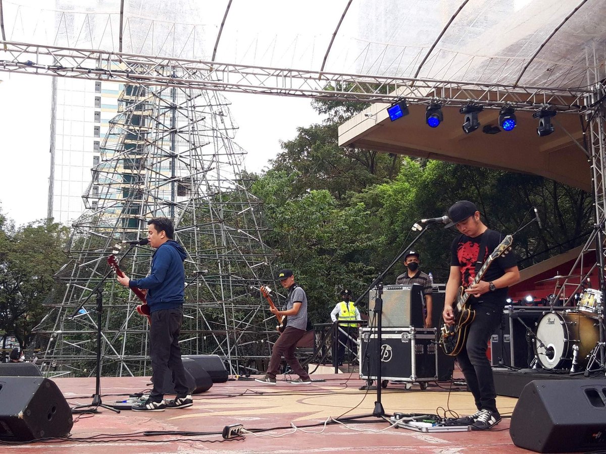 The Varsitarian on Twitter "Filipino pop band Soapdish performs Rey Valera's “Kahit Maputi Na