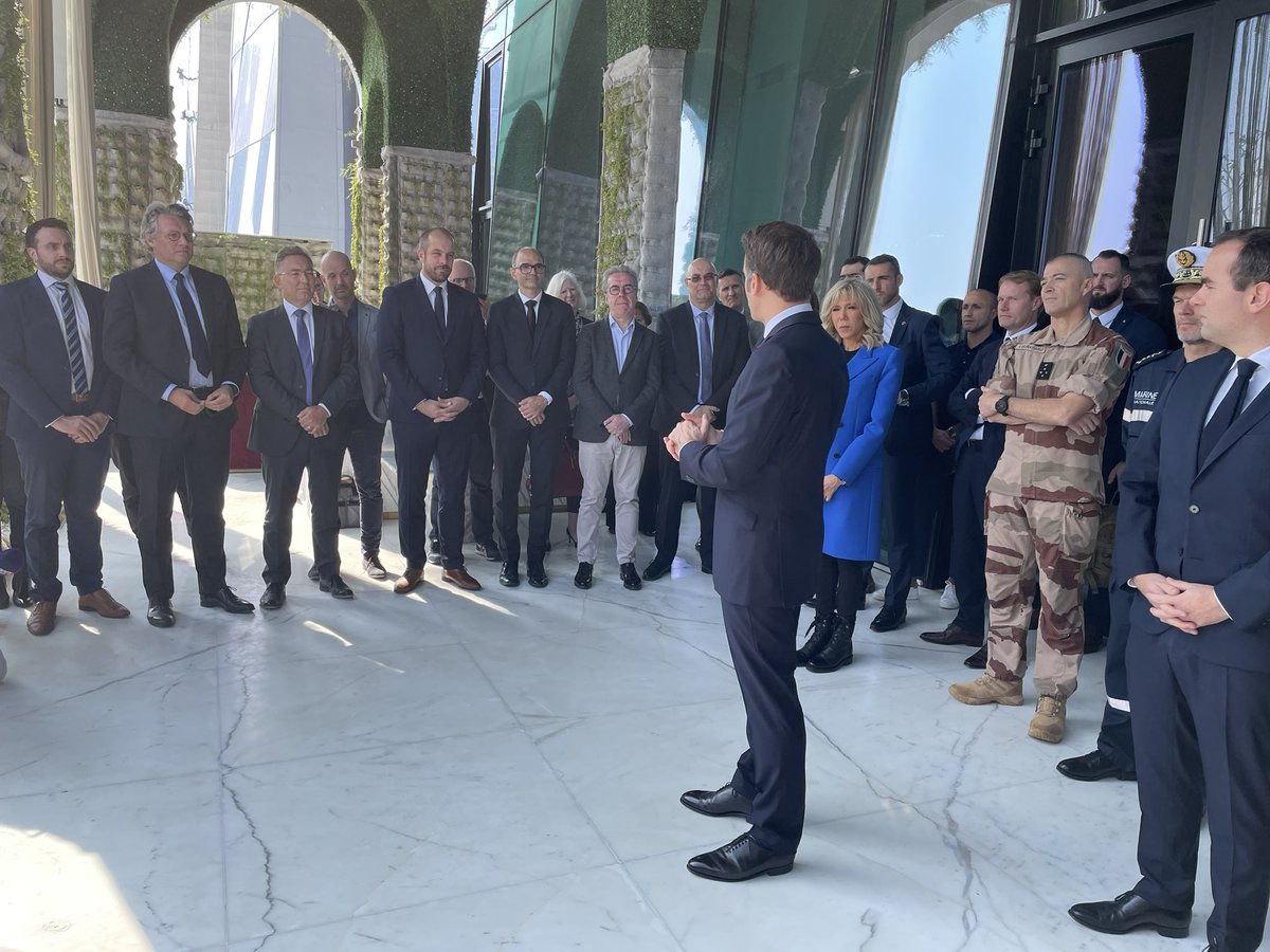 AOC1978's tweet photo. Bravo aux policiers, gendarmes et militaires 🇫🇷 qui ont contribué à sécuriser la #CoupeDuMondeFIFA 
Bravo aux entreprises 🇫🇷 dont les solutions en ont fluidifié les transports, la logistique et l’organisation 
Le Président @EmmanuelMacron les a chaleureusement remerciés ce matin https://t.co/PERwQ0sJG3