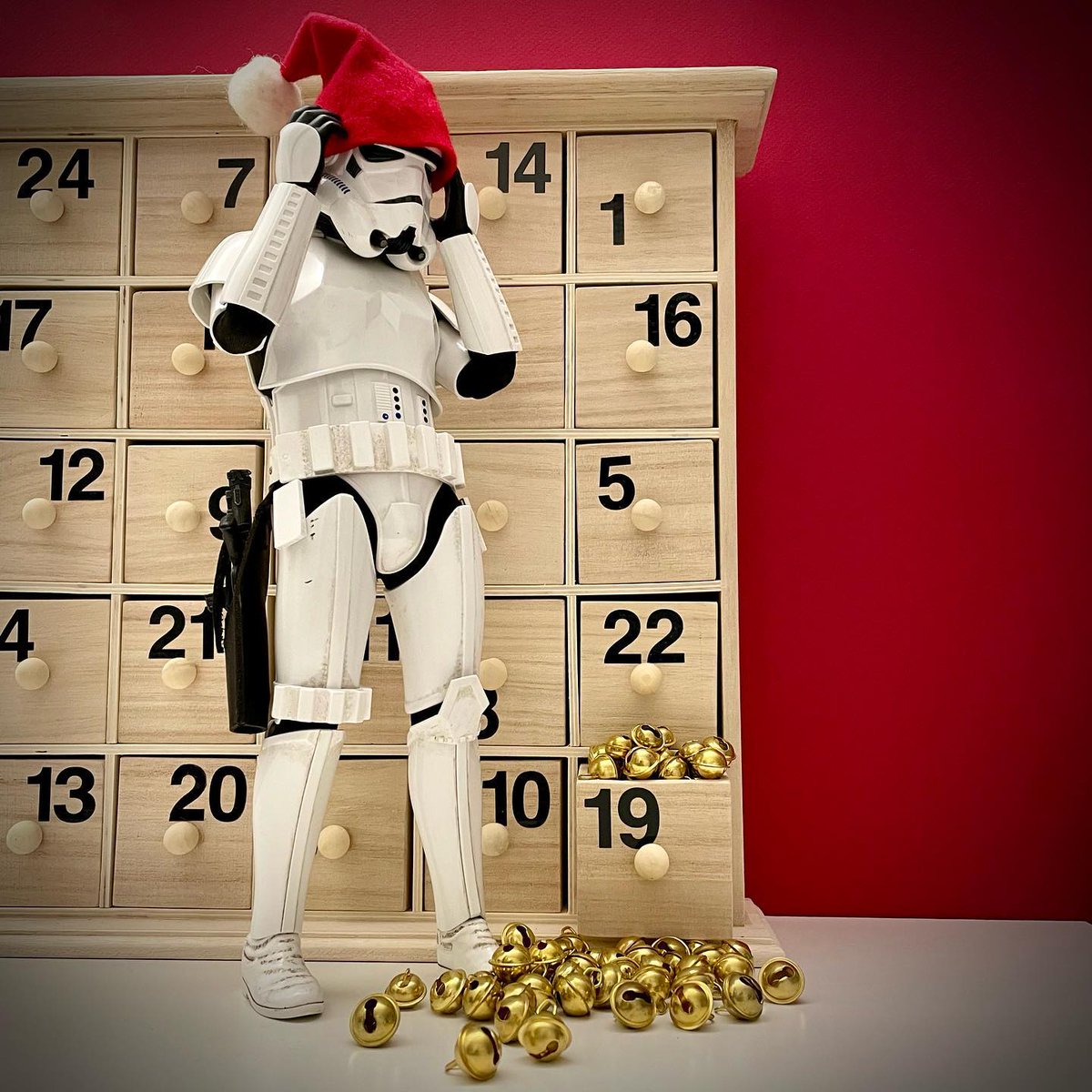 anthoatana's tweet photo. The fall ⭐️ #19 #christmas #adventcalendar #bell #stormtrooper #starwars #disney #hottoys #toy #toystory #toystagram #toyphotography #actionfigures #sixscale https://t.co/S6J3sVtCOH