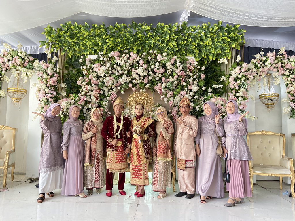 dellaak's tweet photo. Happy wedding ayuk sutri 🥰 https://t.co/Cam14hjKR6