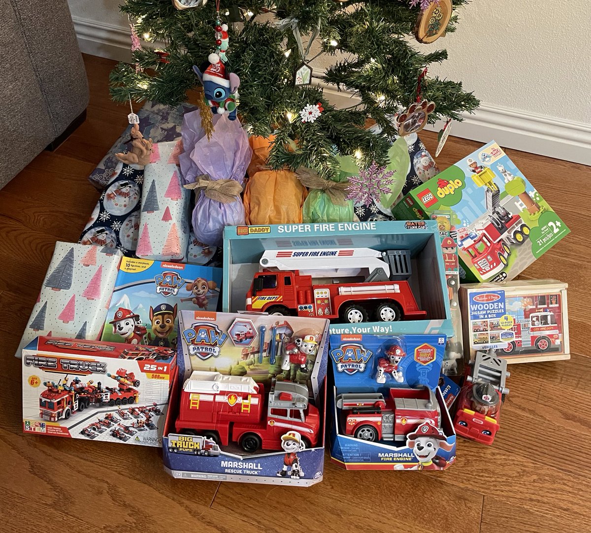 tekojuko's tweet photo. It’s been 3 years since we were able to go to our local fire station to drop off presents for their #SparkofLove toy drive. #Station29 firefighters were really nice and friendly! Thank you for what you do for our community! https://t.co/PmtLtNOu1L