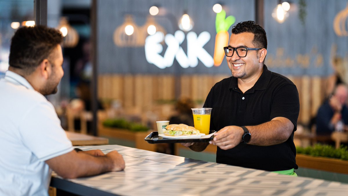 Areas_ES's tweet photo. Una oferta llena de productos frescos, naturales, orgánicos y de comercio justo 🥕♻️ Así es #Exki, una gama de recetas deliciosas y con ingredientes de máxima calidad para los viajeros más #healthies 😍 Encuéntranos en la T2 del #AeropuertoBarcelona en las puertas W y R 🛫 https://t.co/jNcAluVG5l