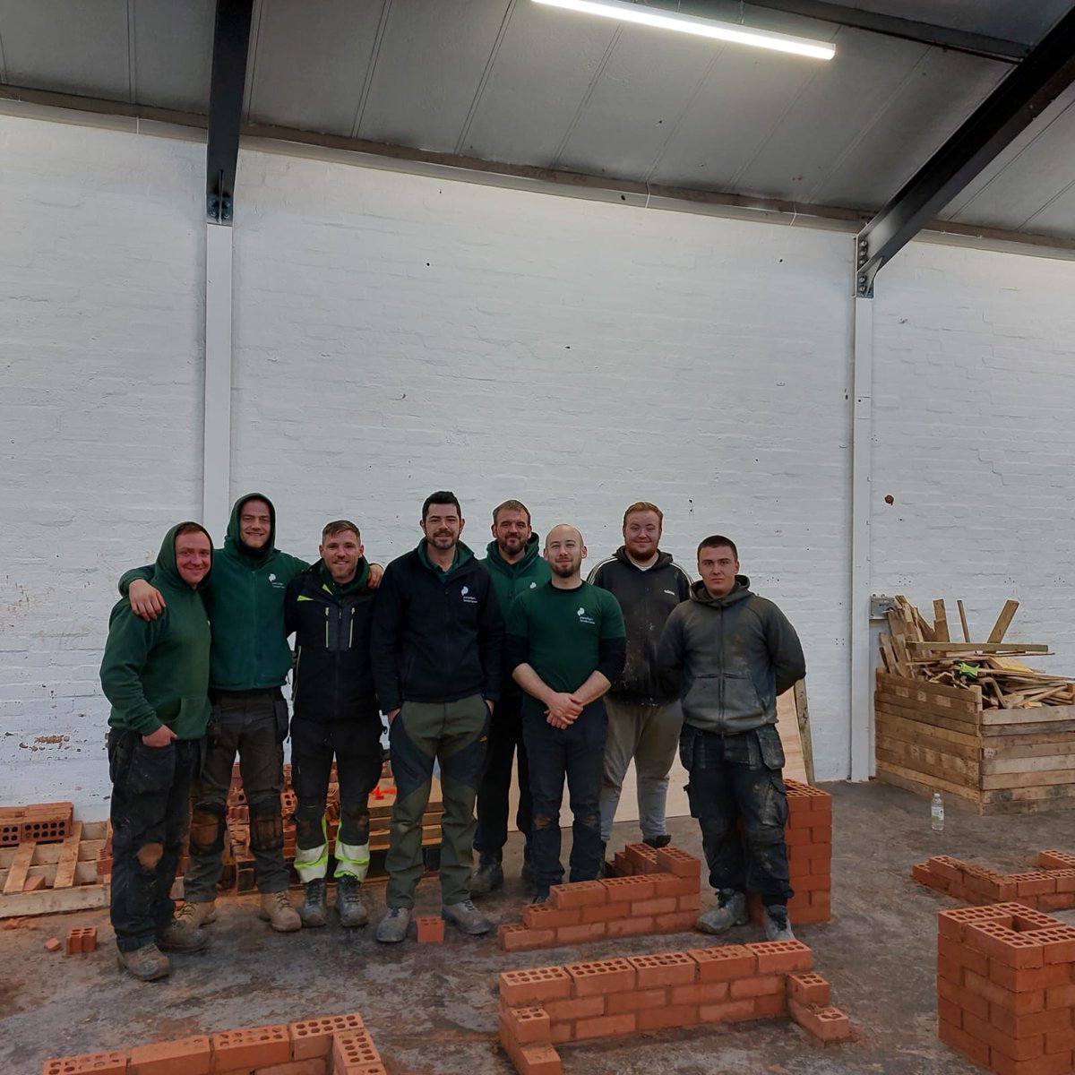 ParadigmL_scape's tweet photo. There are many great things that come with being part of @TIGERS_UK, access 2 our training academies is one of them. Our team working on their bricklaying skills during the cold snap last week.

Back on site this week to close of a couple of projects 😃

#groupstrength
#teamwork https://t.co/D0EF4Y10qF