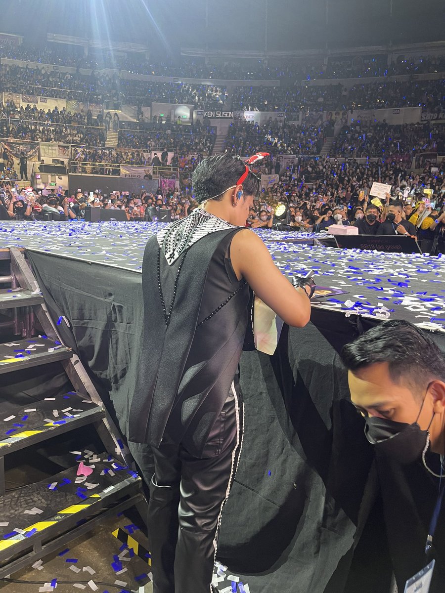 glendddaaa's tweet photo. (1/4) Stell @stellajero_ , thank you so much. Kung alam mo lang kung gaano ako kasaya. Dumaan ka sa tapat namin nung soundcheck. Inaabot ko yung gift ko , tumingin ka that time, at sumenyas na babalik ka mamaya. I forgot kung anong song ko na naabot yung gift ko that time. https://t.co/jE43fpcSBi